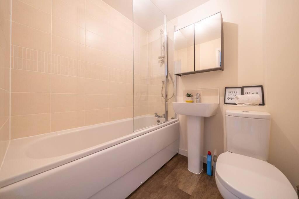 Apartment Good For Company Let 2-bed In 2x Parking *