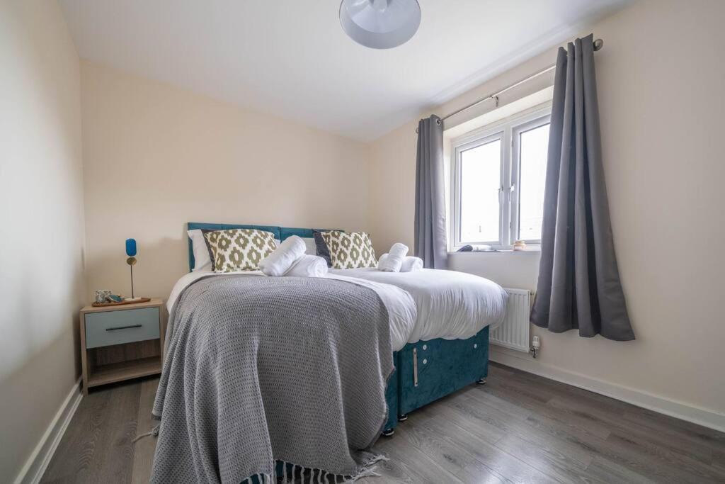 Good For Company Let 2-bed In 2x Parking *