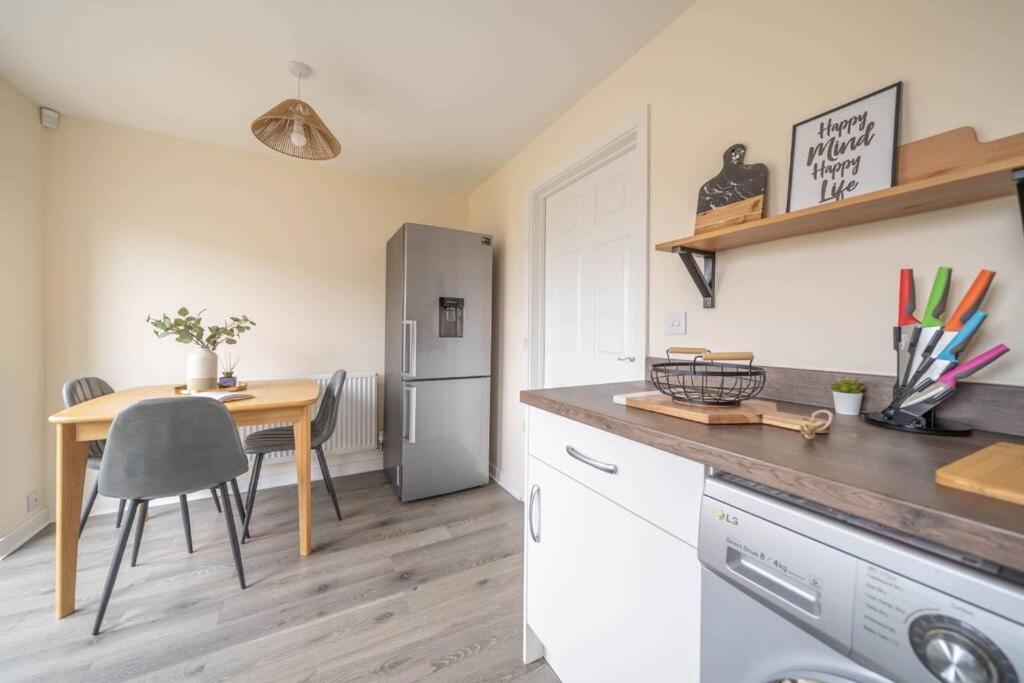 Good For Company Let 2-bed In 2x Parking Apartment Coventry